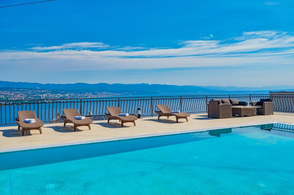 Villa Esarjo with Heated Pool and Sea View photo 4
