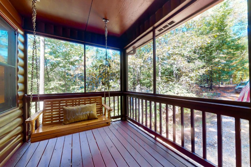 River's Creekside Cabin photo 1