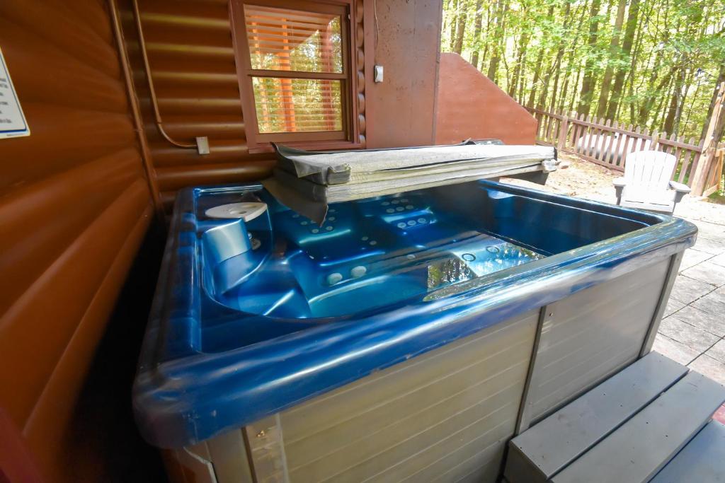 River's Creekside Cabin photo 3