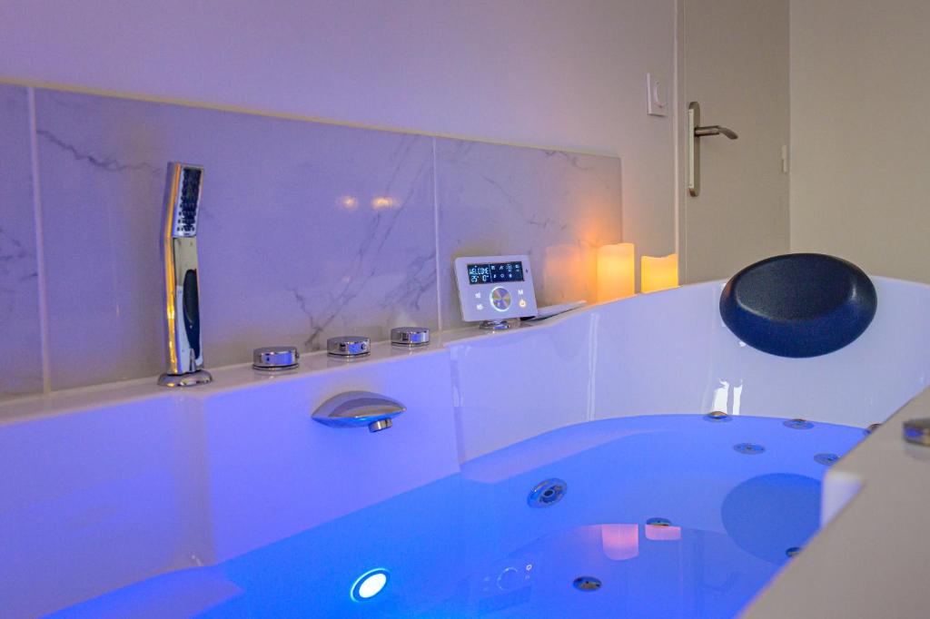 Suite de JIJI - Suite Chic Spa - Home-Cinéma & Netflix - Wi-fi photo 3