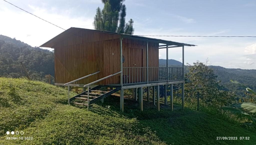 Brisa de la montaña:Cabaña con vista al bosque de Platanillo y al mar