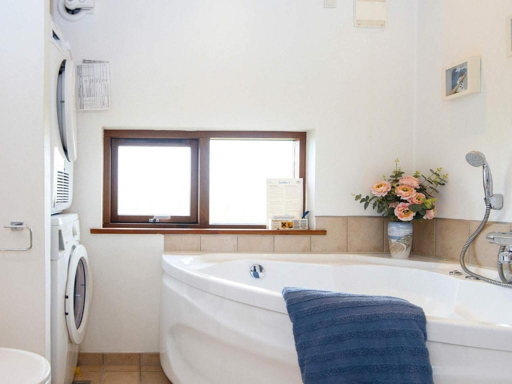 Three-Bedroom Holiday home in Ulfborg 5 photo 3