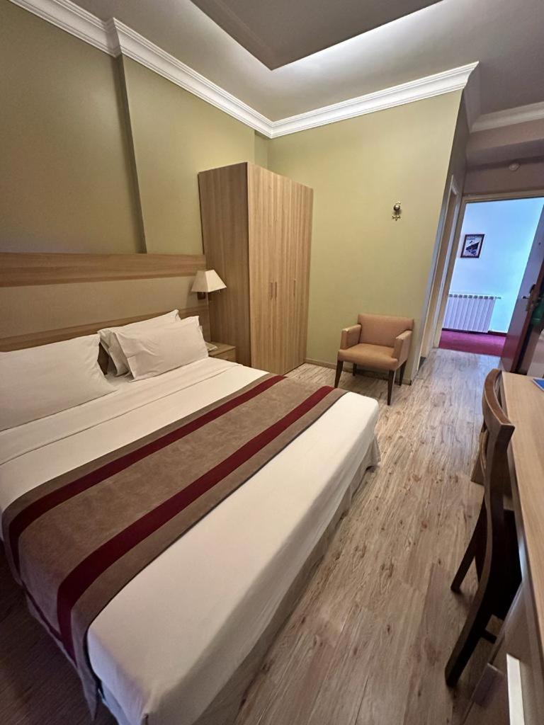 Padova Hotel - Tap to explore photos