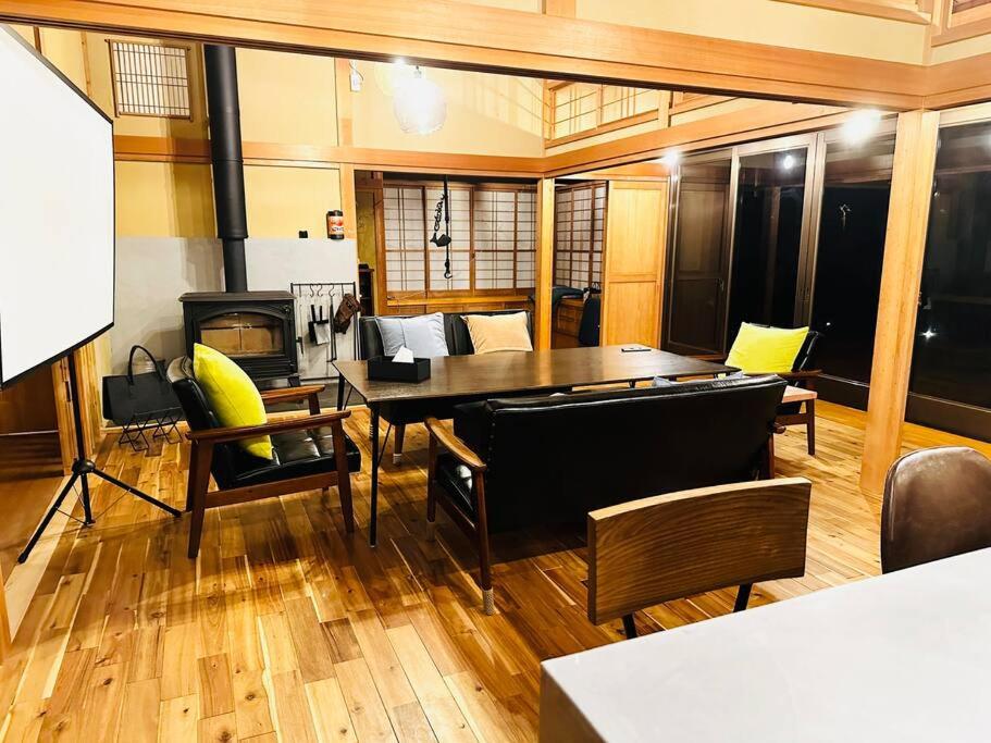 絶景を眺める石蔵サウナと古民家宿 薪ストーブと囲炉裏がある田舎ならではの体験 1日1組限定