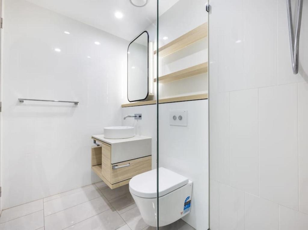 Location Oceanview luxury 1BR Apt steps to beach - Tap to explore photos