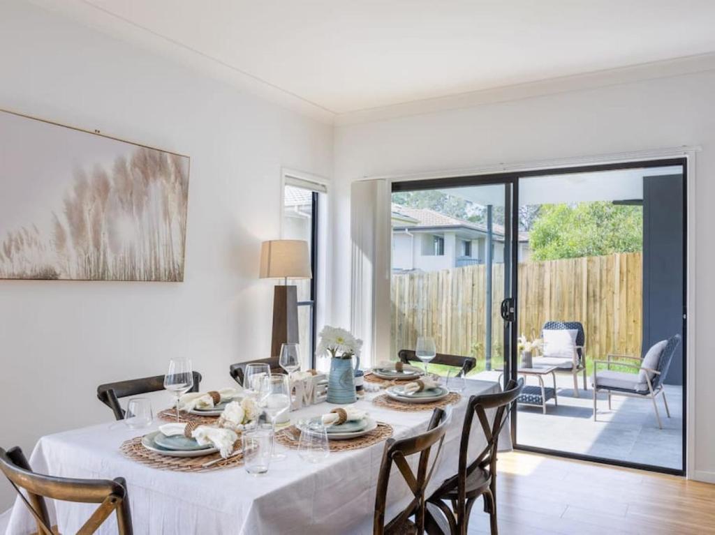 Cute 4BR Family Home in Calamvale photo 3