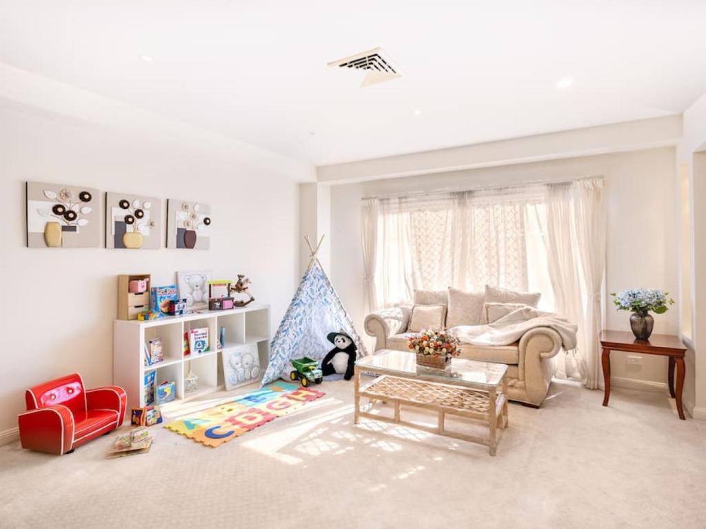 Charming 4BR House and Cozy Garden photo 4
