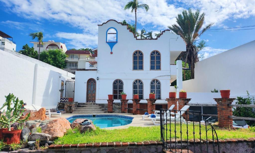 Hill House Mazatlan - Bed & Breakfast photo 1