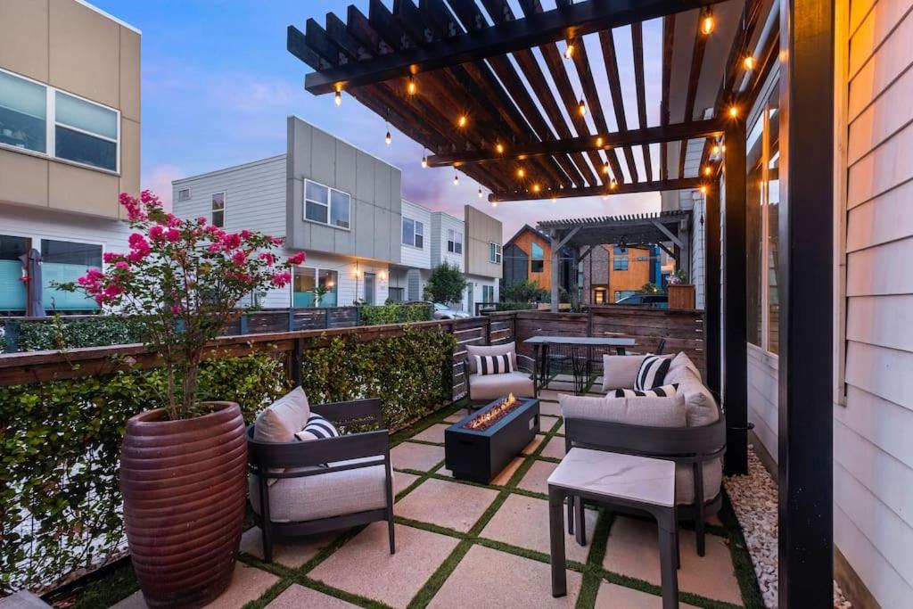 NEW Casa Vallos Downtown w Private Garage image
