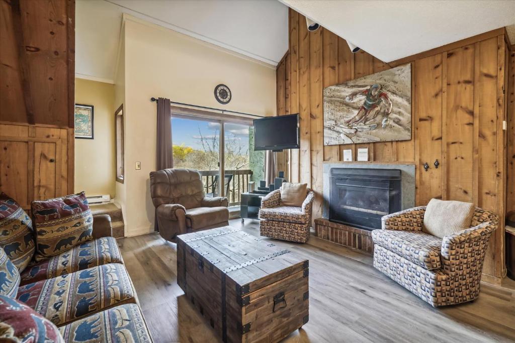 Shuttle to Slopes and ski home to this cozy three bedroom condo Whiffletree G8 image