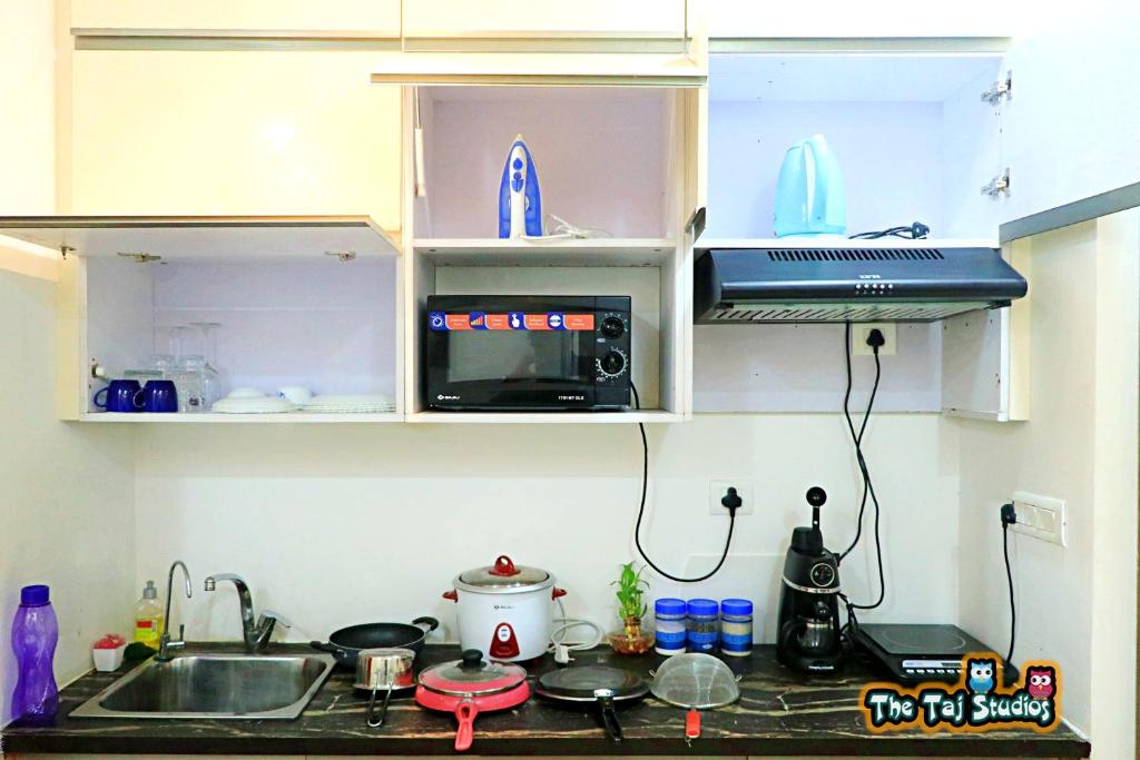 Taj Studios - Luxury Suits at North Eye, Central Noida #WiFi #Parking #Balcony #Independent by GHUMLOO-COM photo 3