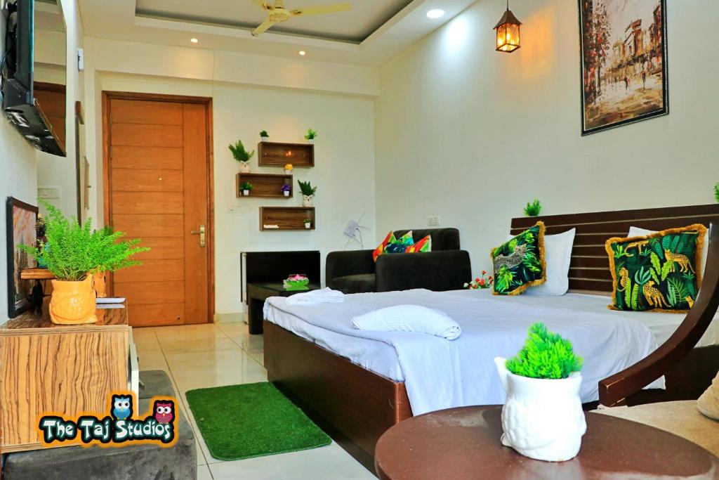 Taj Studios - Luxury Suits at North Eye, Central Noida #WiFi #Parking #Balcony #Independent by GHUMLOO-COM