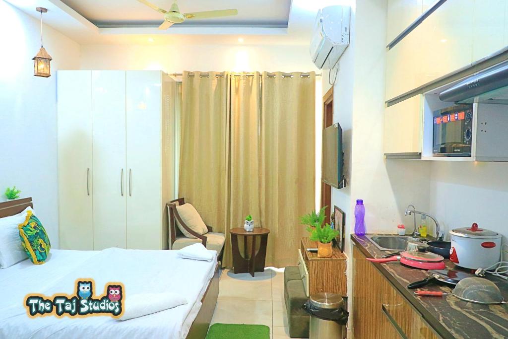 Taj Studios - Luxury Suits at North Eye, Central Noida #WiFi #Parking #Balcony #Independent by GHUMLOO-COM photo 1