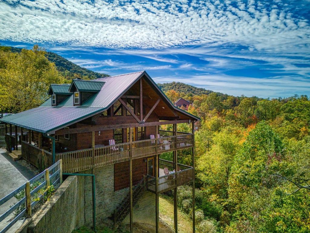 Whiskey's mountain lodge image