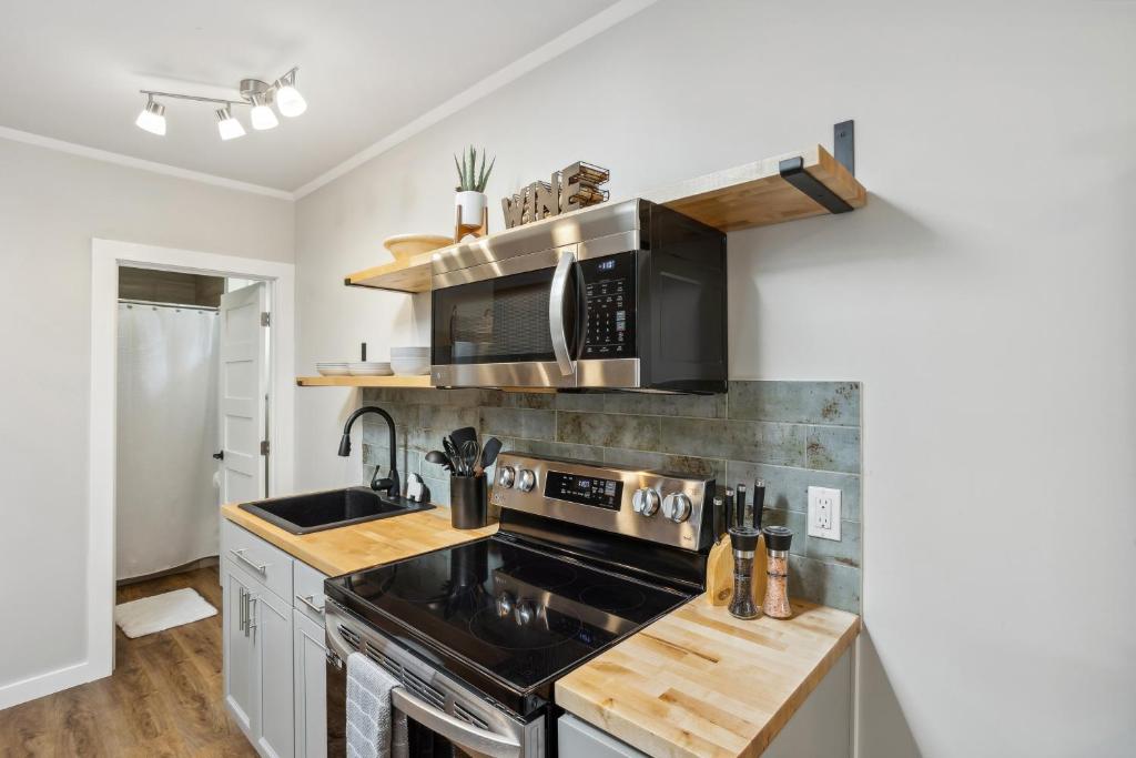Pet-Friendly Kent Vacation Rental, Walk to Lake! photo 4