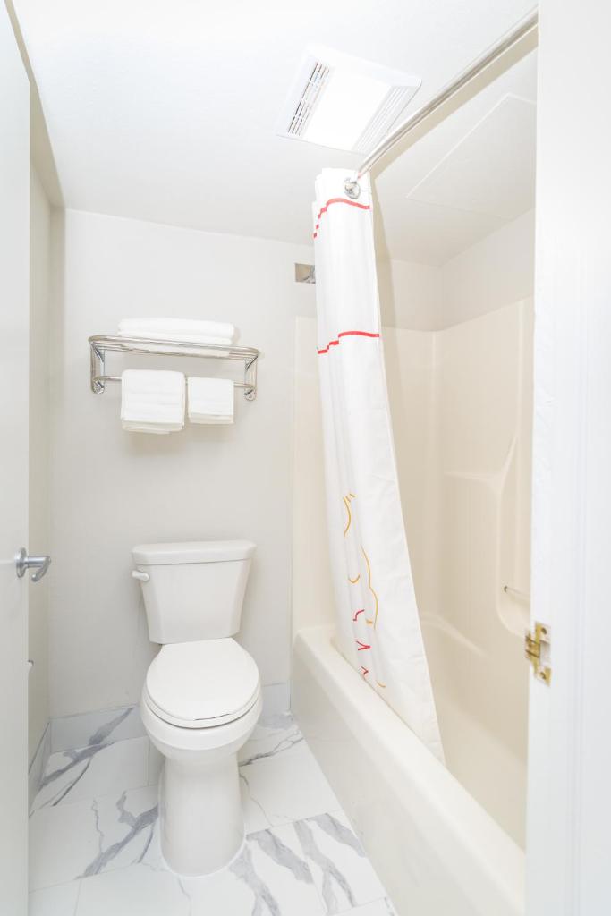 Philadelphia Suites at Airport - An Extended Stay Hotel photo 3