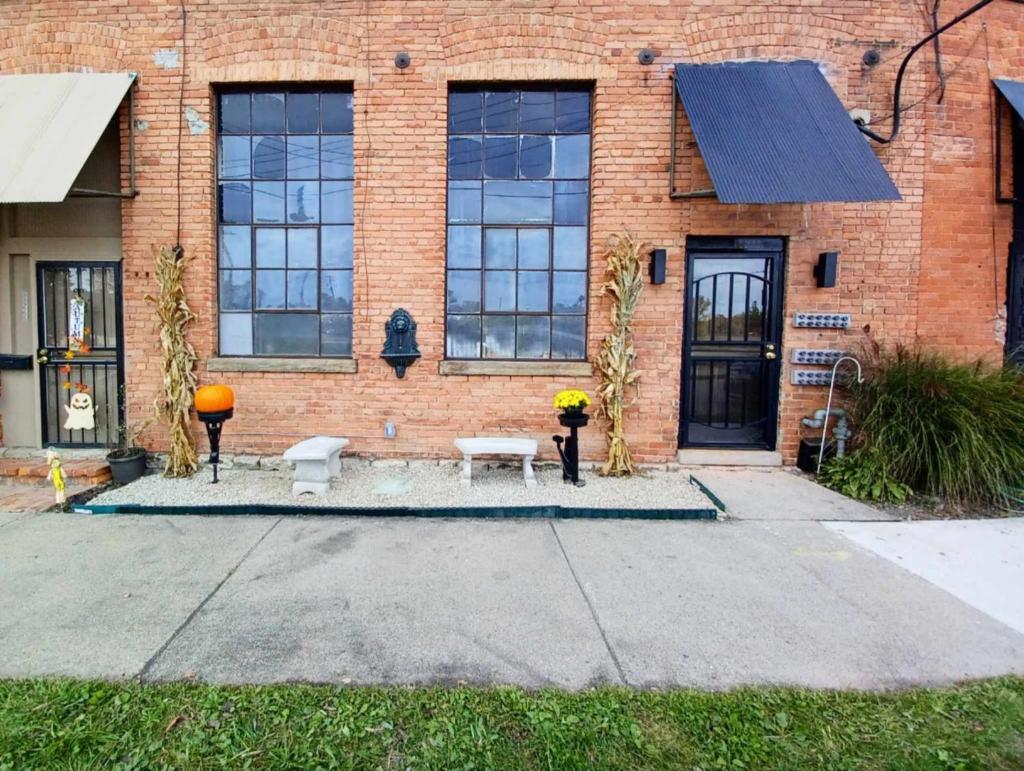 Detroit Loft Fort Pontchartrain - Tap to explore photos