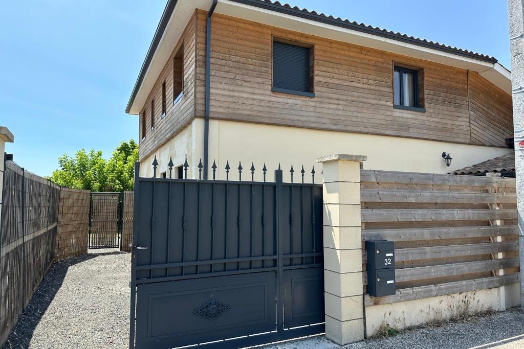 Cosy town house in Bordeaux stone photo 2