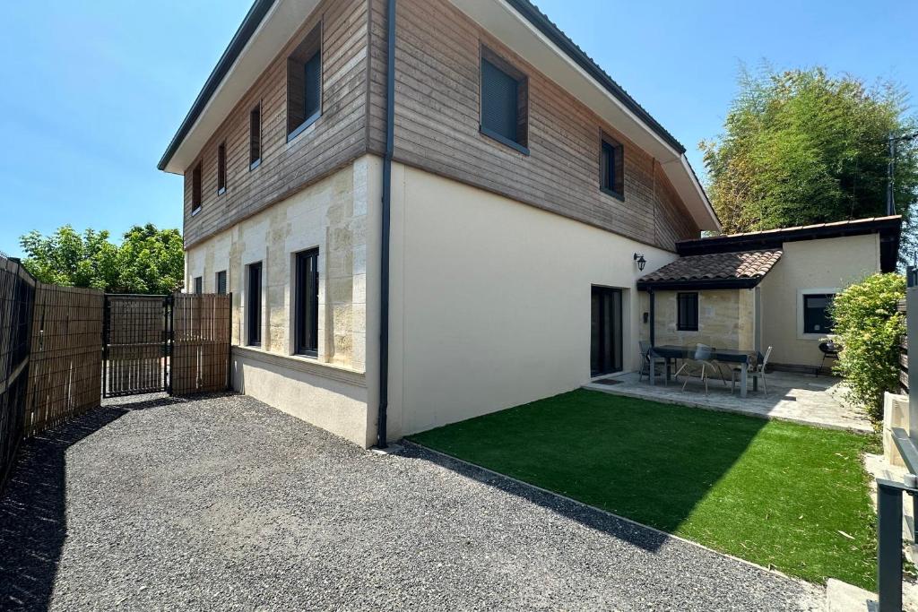 Cosy town house in Bordeaux stone