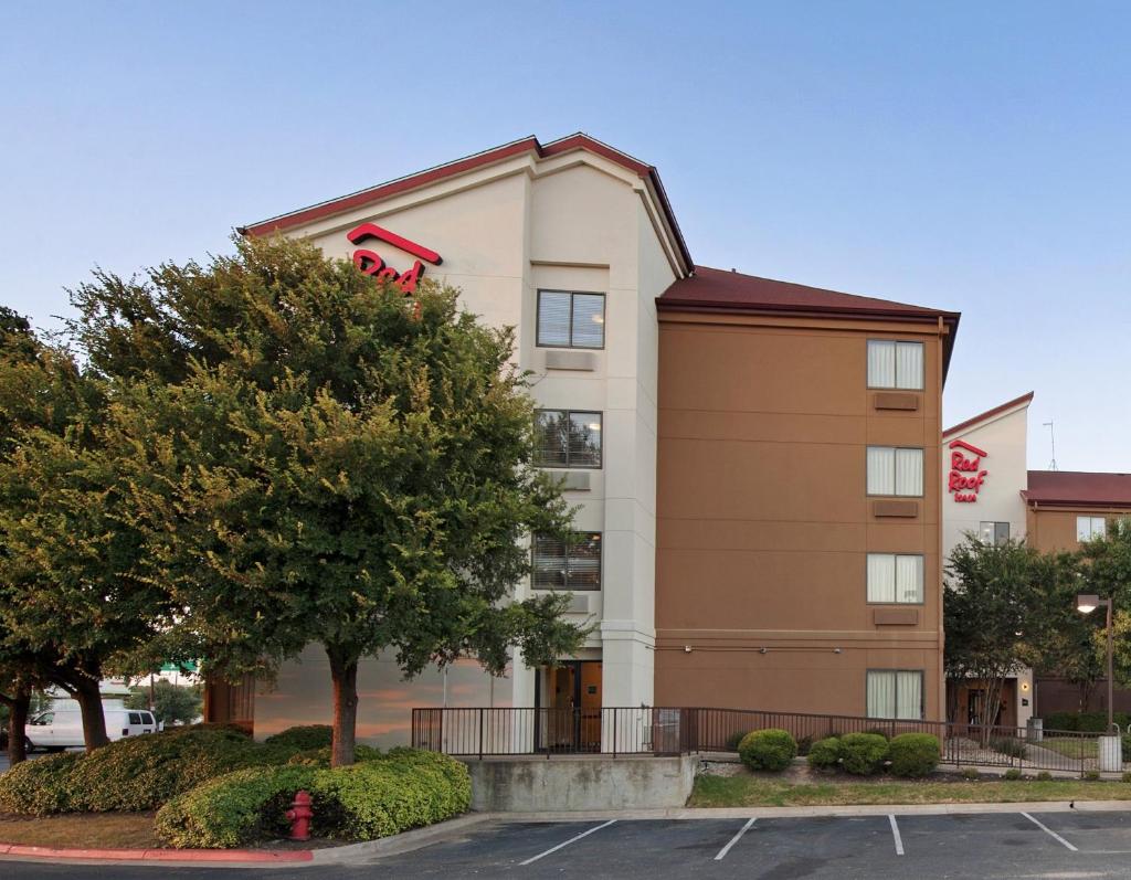Red Roof Inn PLUS+ Austin South photo 1