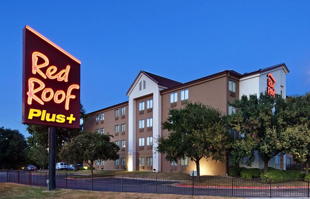 Red Roof Inn PLUS+ Austin South photo 2