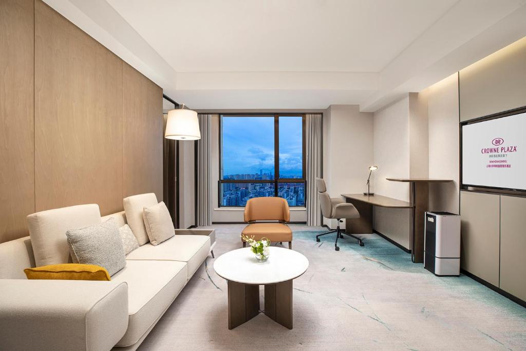 Crowne Plaza Shanghai Jinxiu Room Type - One-Bedroom King Suite with Living and Study Area Crowne Plaza Shanghai Jinxiu Room Type - One-Bedroom King Suite with Living and Study Area