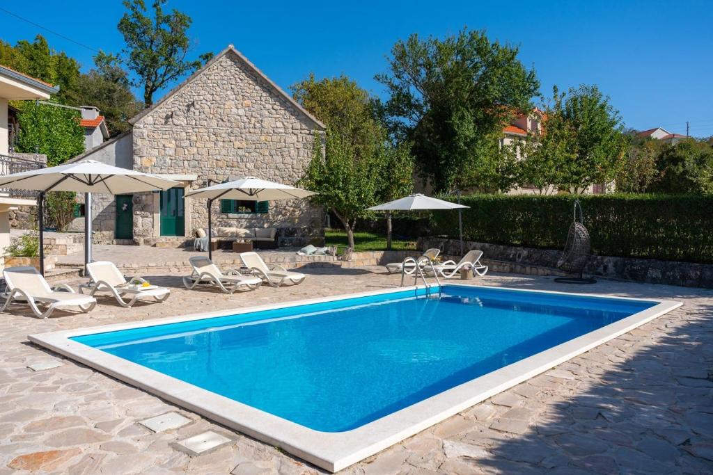 Hacienda Sylvia - secluded 4-bedroom villa with 45sqm heated pool photo 1