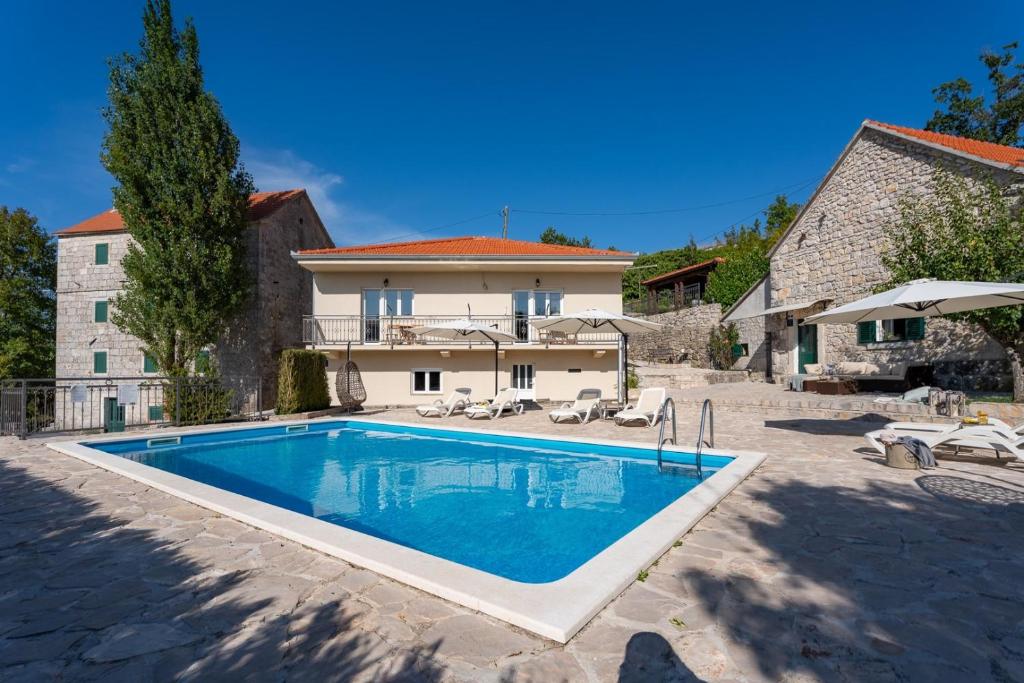 Hacienda Sylvia - secluded 4-bedroom villa with 45sqm heated pool photo 2