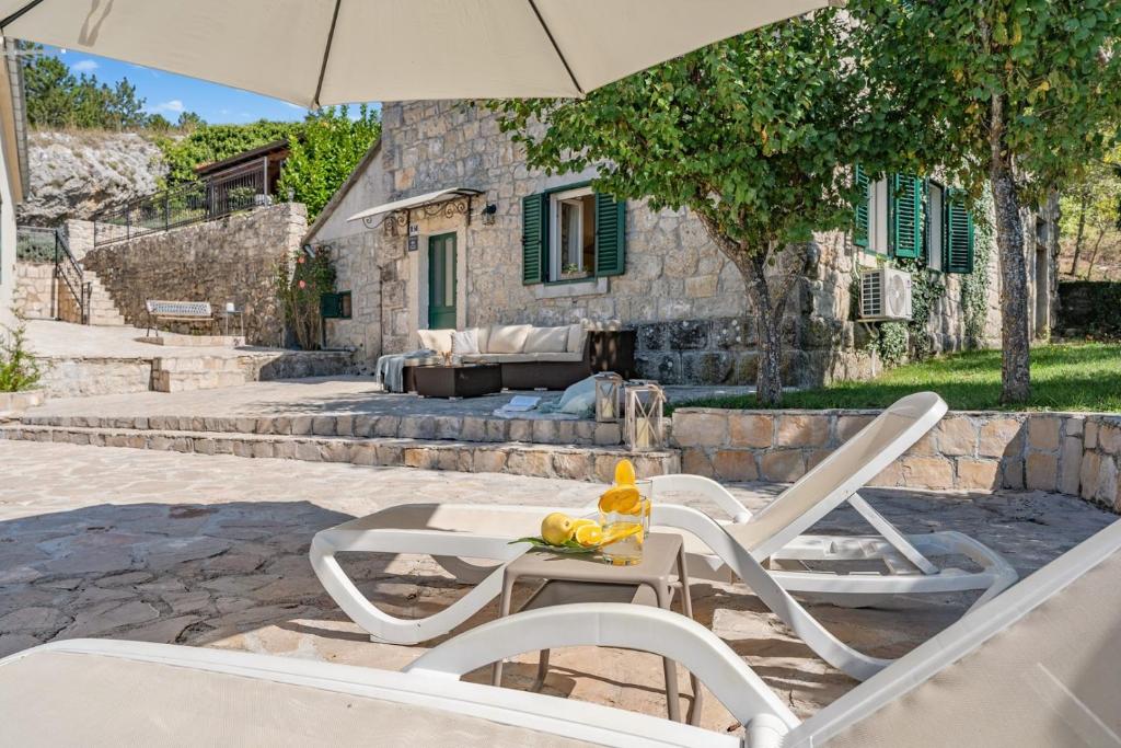 Hacienda Sylvia - secluded 4-bedroom villa with 45sqm heated pool photo 3