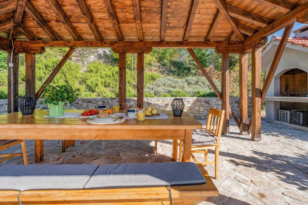Hacienda Sylvia - secluded 4-bedroom villa with 45sqm heated pool photo 4