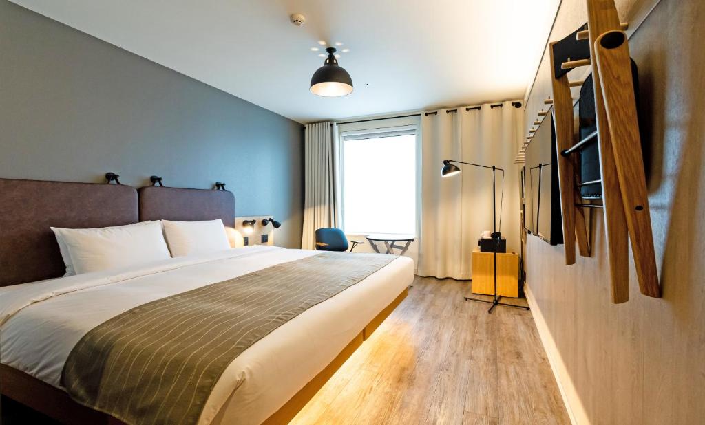 MOXY Osaka Honmachi by Marriott photo 2