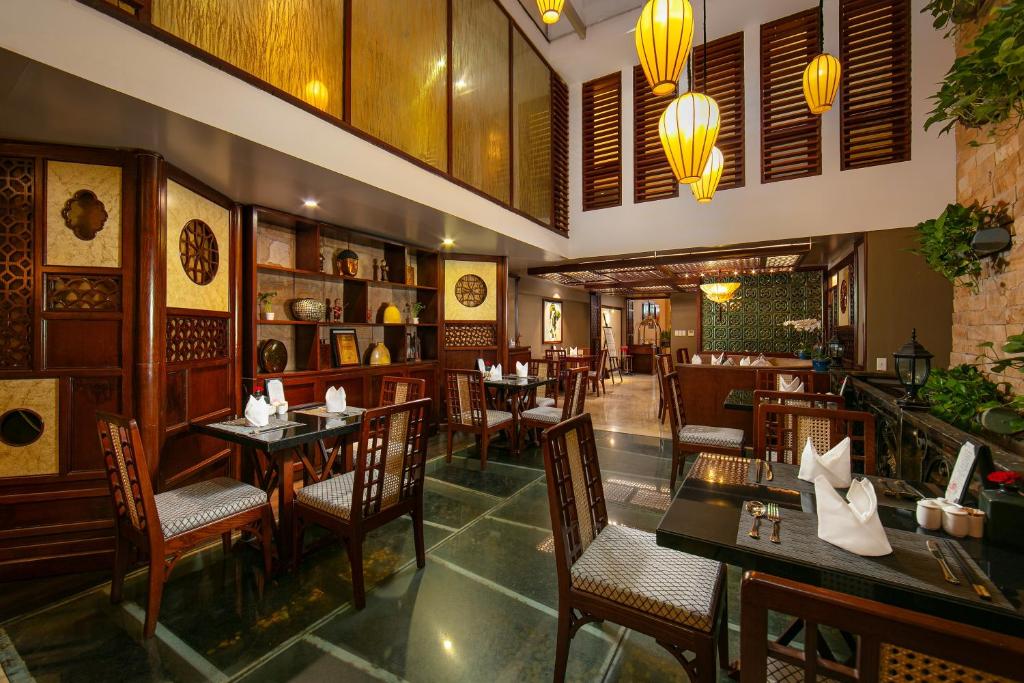 Khách sạn Oriental Suites 