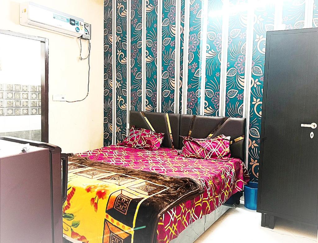 J.S APARTMENTS -- Hotel & Homestay -- Rooms for Students, Parents, Family & Couples
