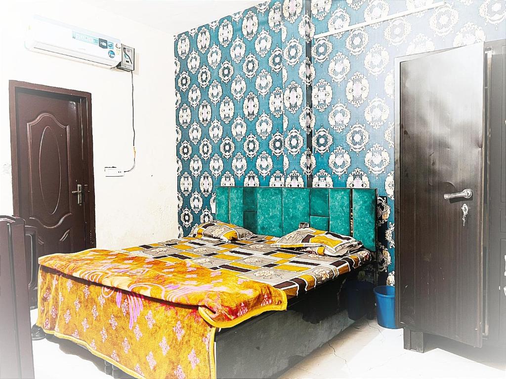 J.S APARTMENTS -- Hotel & Homestay -- Rooms for Students, Parents, Family & Couples photo 1