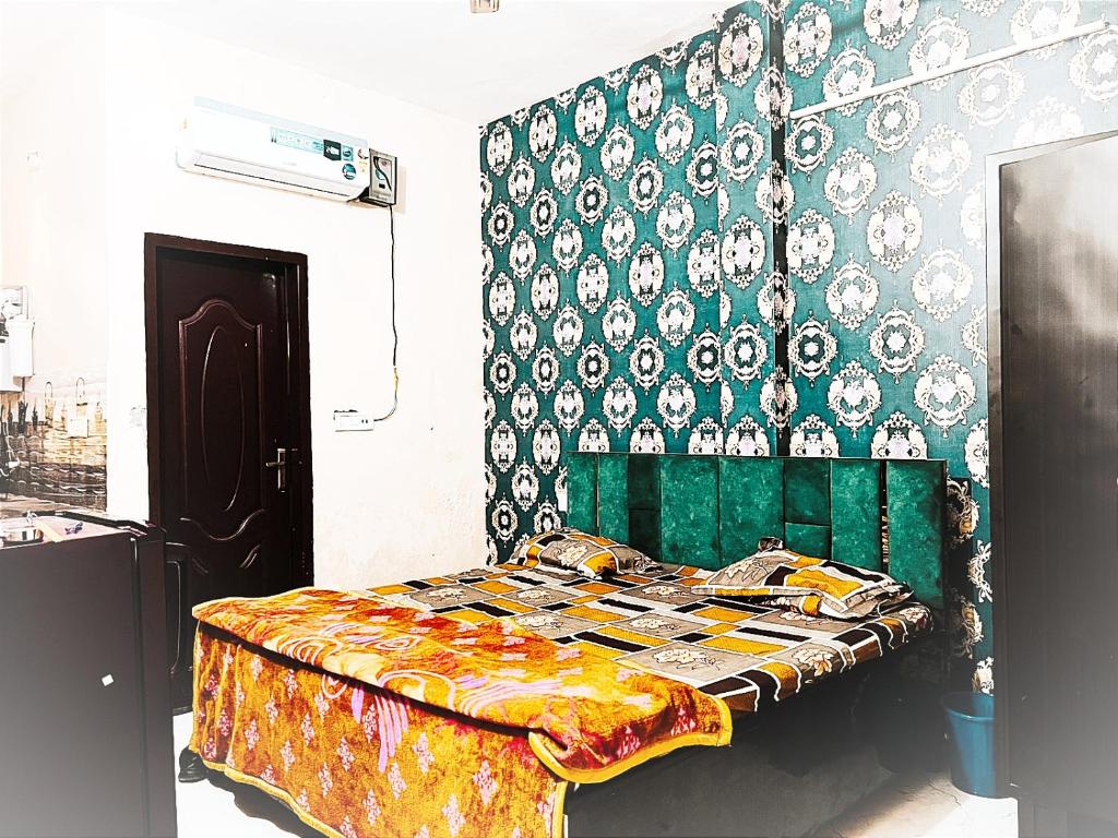 J.S APARTMENTS -- Hotel & Homestay -- Rooms for Students, Parents, Family & Couples photo 2