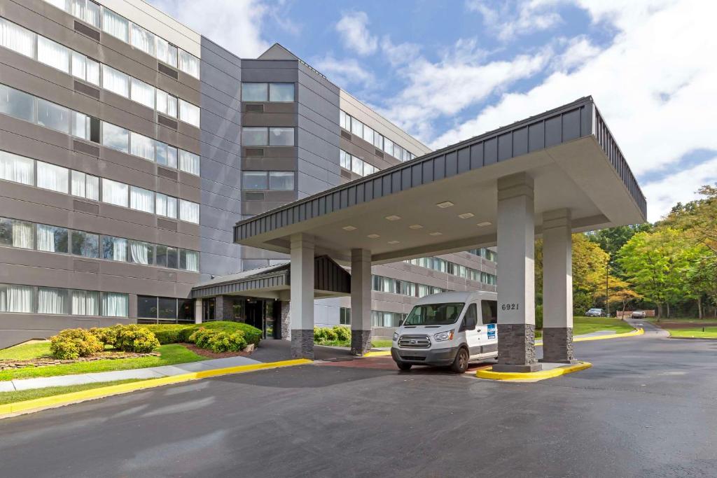 Clarion Hotel & Suites BWI Airport North image