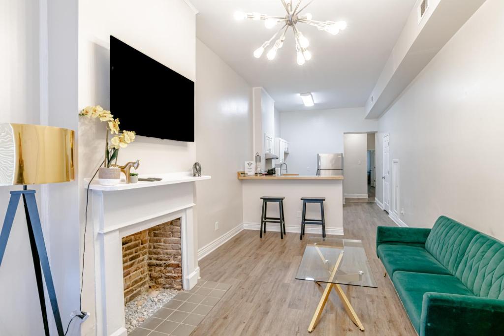 Newly Renovated Downtown Apartment in the Historic District, Quiet Street! image