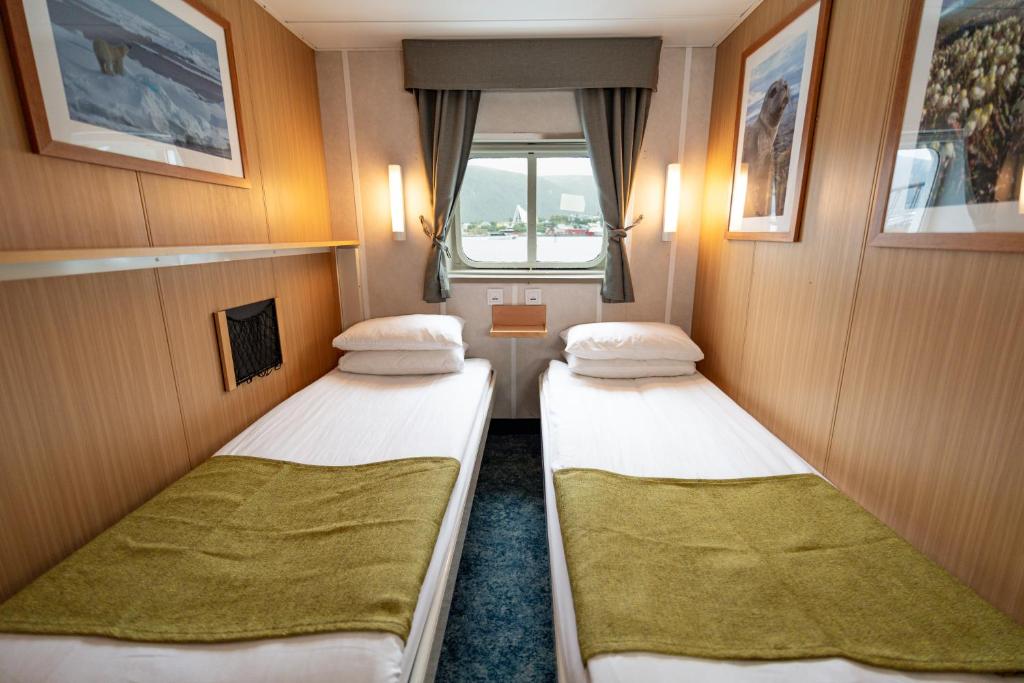 24hrs Northern Lights & Whale Watching Cruise - Tap to explore photos