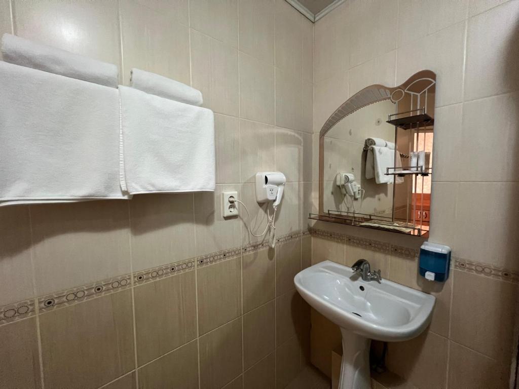 Three Dolphins Hotel photo 4