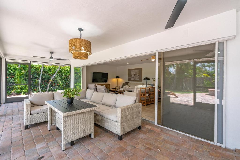 Luxury Pool & Spa Home near Beaches & Downtown photo 3
