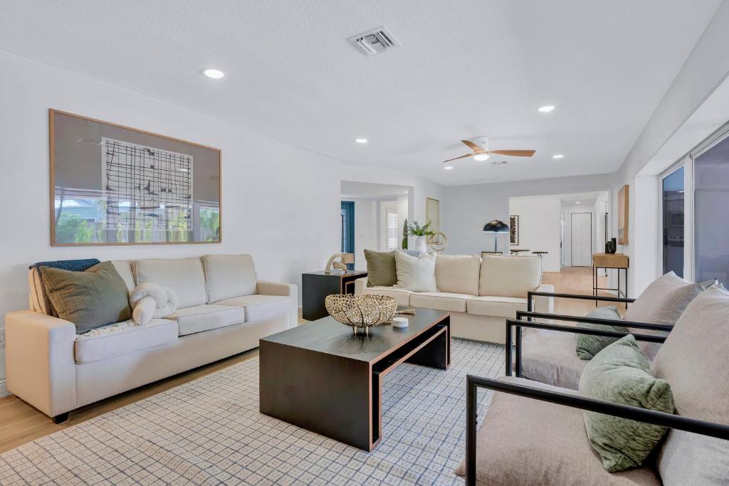 Luxury Pool & Spa Home near Beaches & Downtown photo 2