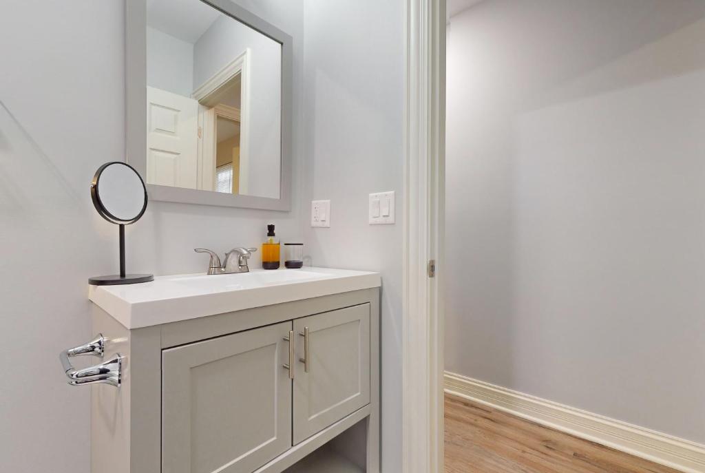 Modern Elegance: 4BR Duplex w/ Free Garage Parking photo 4
