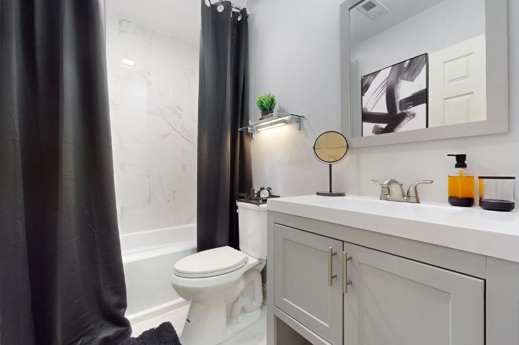 Modern Elegance: 4BR Duplex w/ Free Garage Parking photo 3