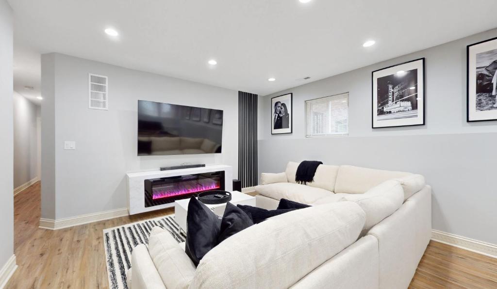Modern Elegance: 4BR Duplex w/ Free Garage Parking photo 1