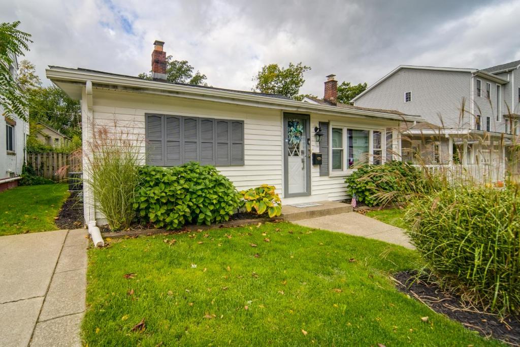 Cozy Erie Vacation Rental with Patio and Seasonal Pool photo 2