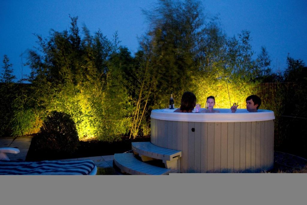 SeaNooz - Wellness overnachting met privé bioscoop aan een meer photo 1