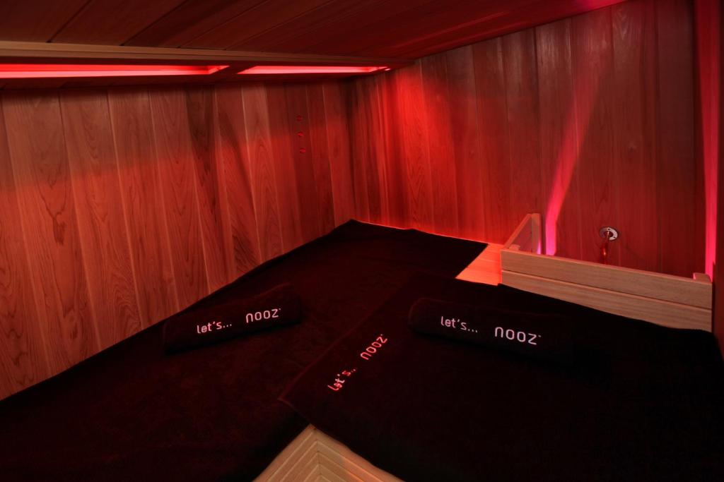 SeaNooz - Wellness overnachting met privé bioscoop aan een meer photo 4