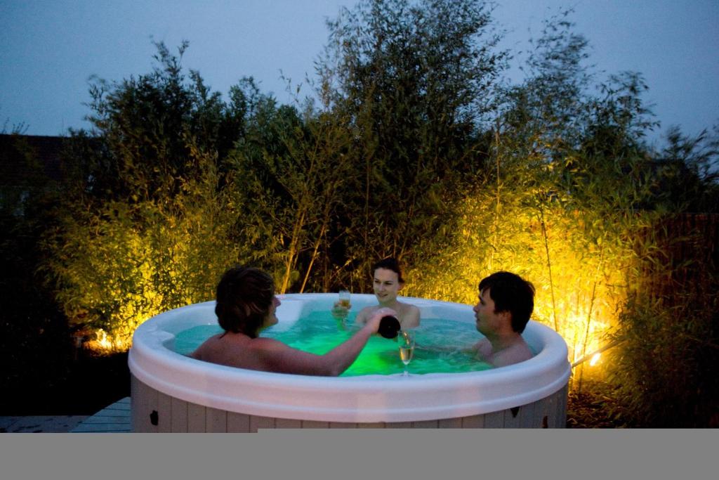 SeaNooz - Wellness overnachting met privé bioscoop aan een meer photo 3