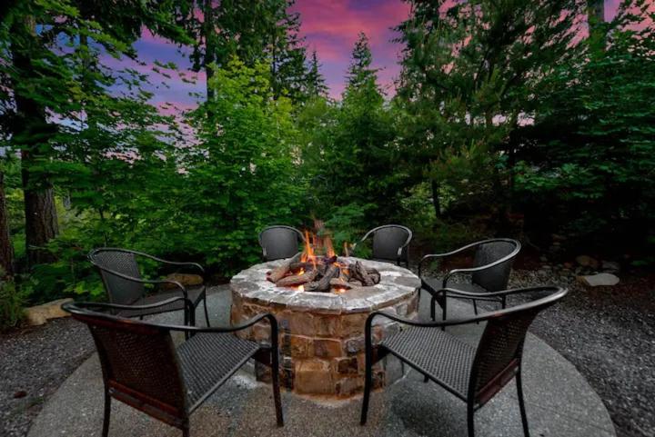 Fairway Haven, Spacious Lodge for 14 with Main House and Apartment on the Golf Course