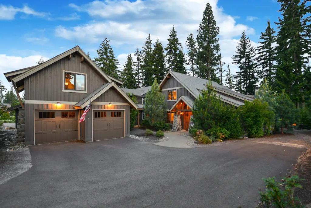 Fairway Haven, Spacious Lodge for 14 with Main House and Apartment on the Golf Course photo 1